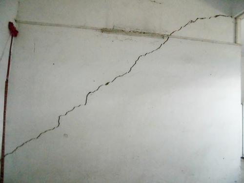 農(nóng)村自建房墻出現(xiàn)了裂縫。為什么？